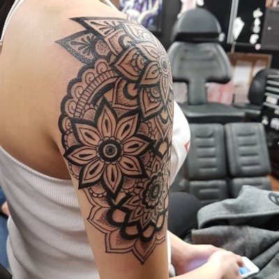  Tatouage mandala sur l'épaule et le haut du bras